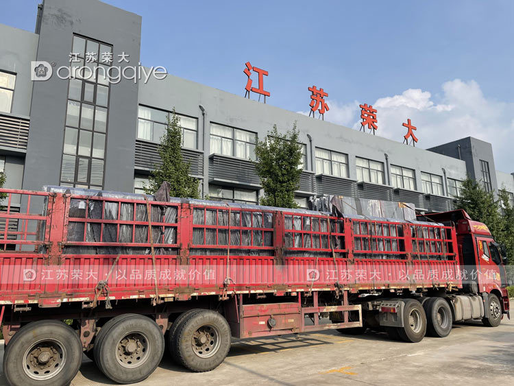 山東不銹鋼公交候車亭第三批發(fā)貨