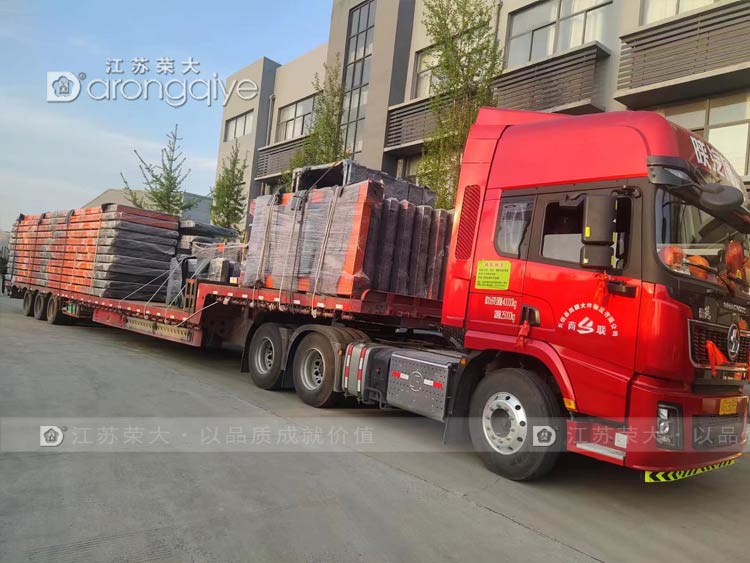 河南公交車站臺(tái)兩車齊發(fā)配圖一