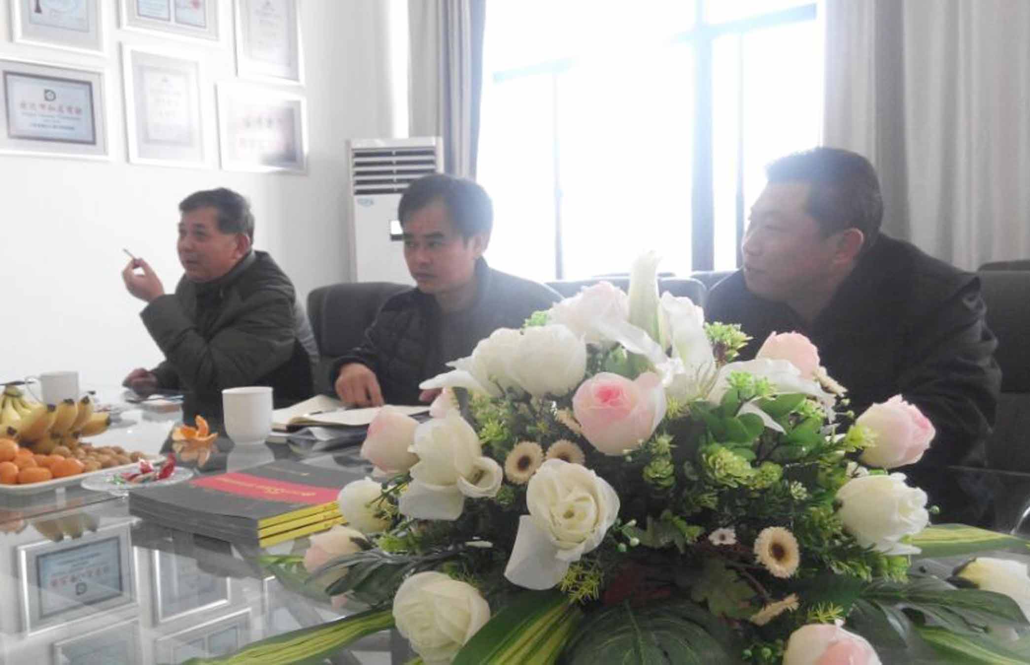 相關(guān)部門(mén)對(duì)我公司候車(chē)亭新廠房進(jìn)行驗(yàn)收